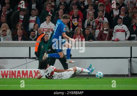 Oktober 2024, MHPArena, Stuttgart, GER, 1.FBL, VfB Stuttgart vs. TSG 1899 Hoffenheim, DFL-Vorschriften verbieten jede Verwendung von Fotografien als Bildsequenzen und/oder Quasi-Video. Im Bild Anrie Chase (Stuttgart), Marius Bulter (Hoffenheim) Stockfoto