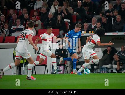 Oktober 2024, MHPArena, Stuttgart, GER, 1.FBL, VfB Stuttgart vs. TSG 1899 Hoffenheim, DFL-Vorschriften verbieten jede Verwendung von Fotografien als Bildsequenzen und/oder Quasi-Video. Im Bild Marius Bulter (Hoffenheim), Anrie Chase (Stuttgart) Stockfoto