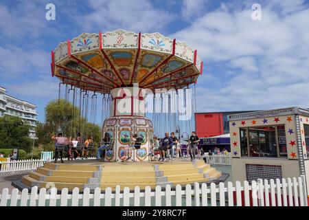 Fahrt auf dem Wave Swinger Messegelände in Butlins Resort Bognor Regis. Schaukelstuhl Vergnügungsattraktion. Bognor Regis UK 5. August 2024 Stockfoto