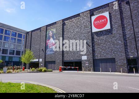 Solent University Sportkomplex in Southampton. Hochschulcampus in Großbritannien. Southampton England 25. April 2023 Stockfoto