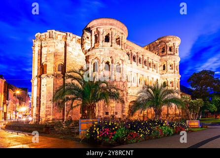 Trier, Deutschland: Sonnenuntergang auf die Porta Nigra oder Schwarzes Tor in der antiken römischen Stadt Augusta Treverorum, Rheinland-Pfalz Stockfoto