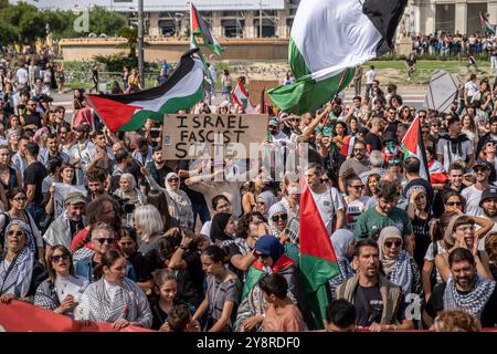 Barcelona, Spanien. Oktober 2024. Ein Plakat mit dem Slogan Israel ist ein faschistischer Staat ist unter Demonstranten auf der Plaza de Catalunya zu sehen. Tausende von Menschen haben im Zentrum Barcelonas demonstriert, um einen Waffenstillstand über Palästina und den Libanon zu fordern und den spanischen Premierminister Pedro Sánchez zu fordern, dass die spanische Regierung unverzüglich alle Zusammenarbeit beim Waffenverkauf an Israel einstellt. (Foto: Paco Freire/SOPA Images/SIPA USA) Credit: SIPA USA/Alamy Live News Stockfoto