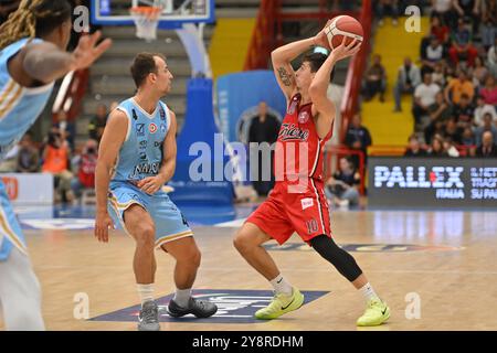 Michele Ruzzier von Pallacanestro Trieste und Kevin Pangos von NapoliBaskb&#x9; im Spiel zwischen NapoliBaskb und Pallacanestro Trieste während des Spiels NapoliBaskb gegen Pallacanestro Trieste, italienische Basketball Serie A in Neapel, Italien, 06. Oktober 2024 Stockfoto