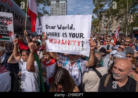 Barcelona, Spanien. Oktober 2024. Während der Demonstration wird ein Demonstrant mit einem Plakat gesehen. Tausende von Menschen haben im Zentrum Barcelonas demonstriert, um einen Waffenstillstand über Palästina und den Libanon zu fordern und den spanischen Premierminister Pedro Sánchez zu fordern, dass die spanische Regierung unverzüglich alle Zusammenarbeit beim Waffenverkauf an Israel einstellt. (Foto: Paco Freire/SOPA Images/SIPA USA) Credit: SIPA USA/Alamy Live News Stockfoto