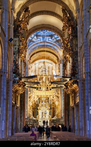 Innenansicht der Kathedrale, Santiago de Compostela, A Coruña, Galicien, Spanien. Das Innere der Kathedrale von Santiago de Compostela ist ein wahrhaft fesselnder Anblick. Auf einer Fläche von 15.000 Quadratmetern zeugen die gotische Konstruktion des Gebäudes, wunderschöne Skulpturen und ikonische astronomische Uhr von seiner Pracht. In seinen Mauern ist das Kirchenschiff mit dem königlichen Wappen des Hauses Österreich geschmückt, ergänzt durch seine zahlreichen Buntglasfenster. Der wunderschöne Hochaltar und die achteckige Kanzel sind zwei der beeindruckendsten Merkmale, während an der Decke beeindruckende Ba zu sehen sind Stockfoto