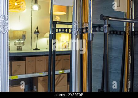 Stilvolle Baguettes verschiedener Grade im Laden Stockfoto