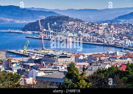 Puerto y Ria de Vigo, Blick vom Parque Monte do Castro, Vigo, Pontevedra, Galicien, Spanien. Puerto y Ria de Vigo, was wörtlich „Hafen und Fluss von Vigo“ bedeutet, ist ein atemberaubend schönes Naturgebiet im Nordwesten Spaniens, bekannt als Galicien. Es liegt in der Provinz Pontevedra und ist einer der wichtigsten Häfen in der Region. Vom Gipfel des Parque Monte do Castro aus haben Besucher einen unglaublichen Blick auf den Fluss, den Hafen und die Altstadt von Vigo. Der Hafen ist mit vielen Segelbooten, Fähren und Frachtschiffen gefüllt. Der Hafen ist eine belebte Gegend, gesäumt von Restaurants, Sho Stockfoto