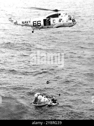 Ein Helikopter von HS-4 nimmt die Astronauten vom Apollo 11 Command Module auf, nachdem sie am 24. Juli 1969 abgespritzt wurden. Stockfoto