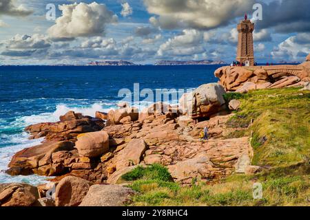 Leuchtturm Mean Ruz, Riesenfelsen an der Côte de Granit Rose (rosafarbene Granitküste), Ploumanac'h, Perros-Guirec, Bretagne, Bretagne, Bretagne, Frankreich. Stockfoto