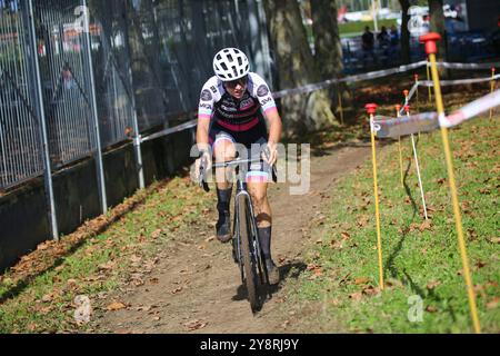 Gijón, Spanien, 6. Oktober 2024: UVCA - Troyes Radfahrerin Alexandra Valade (5) während des Elite- und U23-Frauen-Rennens der XIV Villa de Gijón Trophy am 06. Oktober 2024 in Gijón, Spanien. Quelle: Alberto Brevers / Alamy Live News. Stockfoto