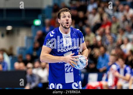 Gummersbach, Deutschland. Oktober 2024. Kentin Mahe (VfL Gummersbach, 22) am Ball Daikin Handball-Bundesliga VfL Gummersbach - SG Flensburg-Handewitt; Gummersbach, Schwalbe Arena am 06.10.2024 Credit: dpa/Alamy Live News Stockfoto