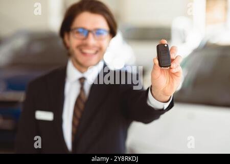 Agent, Der Den Fahrzeugschlüssel Im Mietwagenbüro Anzeigt Stockfoto