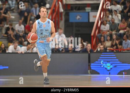 Kevin Pangos von NapoliBaskb trägt den Ball während des Spiels NapoliBaskb und Pallacanestro Trieste während NapoliBaskb vs Pallacanestro Trieste, italienische Basketball Serie A Spiel in Neapel, Italien, 06. Oktober 2024 Stockfoto