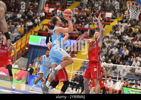 Kevin Pangos von NapoliBaskb&#x9;in Aktion während des Spiels zwischen NapoliBaskb und Pallacanestro Trieste während NapoliBaskb vs Pallacanestro Trieste, italienische Basketball Serie A in Neapel, Italien, 06. Oktober 2024 Stockfoto