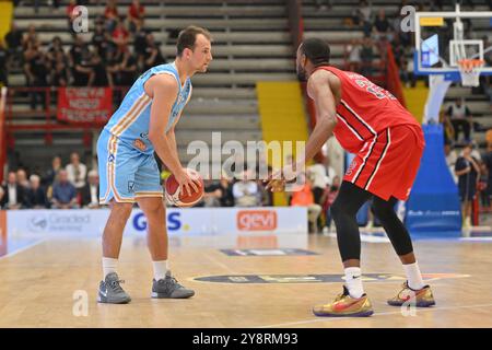 Kevin Pangos aus NapoliBasket und Markel Brown aus Pallacanestro Trieste im Spiel zwischen NapoliBasket und Pallacanestro Trieste, italienische Basketball-Serie A, 06. Oktober 2024 in Neapel Stockfoto