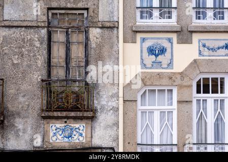 Detail eines alten, ruinierten und verlassenen Hauses neben einem renovierten Wohnhaus irgendwo in Braga, Fliesen schmücken die Fassade, Portugal Stockfoto