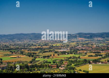 Blick auf das Tal unten von der berühmten Basilika St. Franziskus von Assisi, Basilika Papale di San Francesco, in Assisi, Umbrien, Italien Stockfoto