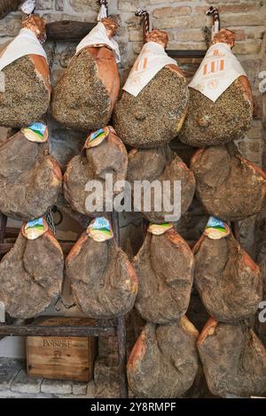 Cacio Pepe e… In Assisi, Umbrien, Italien, gibt es ein entzückendes Lebensmittelgeschäft mit einer großen Auswahl an Würstchen und anderen Wurstwaren, Käse und Geschenken. Stockfoto