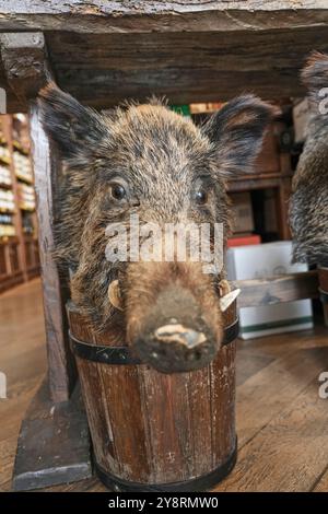 Cacio Pepe e… In Assisi, Umbrien, Italien, gibt es ein entzückendes Lebensmittelgeschäft mit einer großen Auswahl an Würstchen und anderen Wurstwaren, Käse und Geschenken. Stockfoto