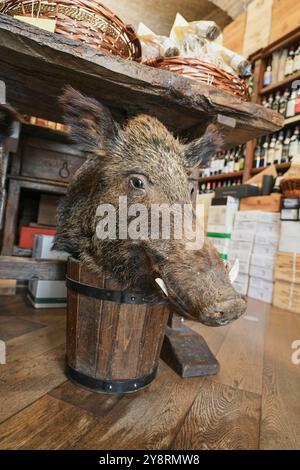 Cacio Pepe e… In Assisi, Umbrien, Italien, gibt es ein entzückendes Lebensmittelgeschäft mit einer großen Auswahl an Würstchen und anderen Wurstwaren, Käse und Geschenken. Stockfoto