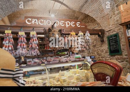 Cacio Pepe e… In Assisi, Umbrien, Italien, gibt es ein entzückendes Lebensmittelgeschäft mit einer großen Auswahl an Würstchen und anderen Wurstwaren, Käse und Geschenken. Stockfoto