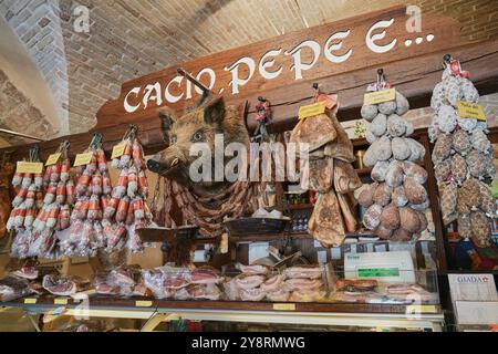 Cacio Pepe e… In Assisi, Umbrien, Italien, gibt es ein entzückendes Lebensmittelgeschäft mit einer großen Auswahl an Würstchen und anderen Wurstwaren, Käse und Geschenken. Stockfoto