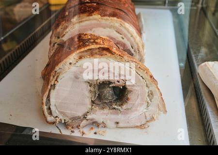 Cacio Pepe e… In Assisi, Umbrien, Italien, gibt es ein entzückendes Lebensmittelgeschäft mit einer großen Auswahl an Würstchen und anderen Wurstwaren, Käse und Geschenken. Stockfoto