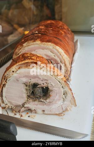 Cacio Pepe e… In Assisi, Umbrien, Italien, gibt es ein entzückendes Lebensmittelgeschäft mit einer großen Auswahl an Würstchen und anderen Wurstwaren, Käse und Geschenken. Stockfoto