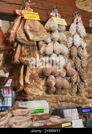 Cacio Pepe e… In Assisi, Umbrien, Italien, gibt es ein entzückendes Lebensmittelgeschäft mit einer großen Auswahl an Würstchen und anderen Wurstwaren, Käse und Geschenken. Stockfoto