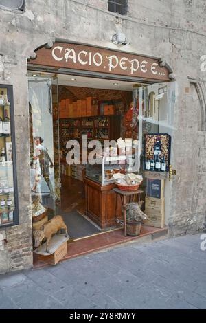 Cacio Pepe e… In Assisi, Umbrien, Italien, gibt es ein entzückendes Lebensmittelgeschäft mit einer großen Auswahl an Würstchen und anderen Wurstwaren, Käse und Geschenken. Stockfoto