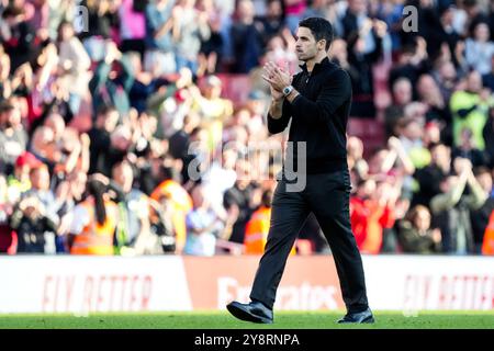 LONDON, ENGLAND – 5. OKTOBER: Arsenal FC-Cheftrainer Mikel Arteta applaudiert nach dem Spiel der Premier League zwischen Arsenal FC und Southampton FC im Emirates Stadium am 5. Oktober 2024 in London. (Foto: Rene Nijhuis/MB Media) Stockfoto