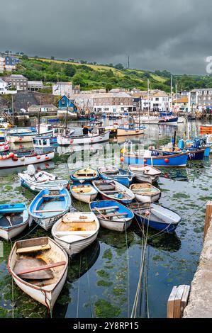 Fischerboote im Hafen des traditionellen Fischerdorfes Mevagissy, Cornwall, England Stockfoto