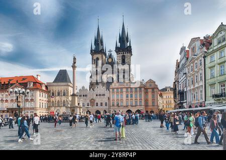 PRAG - 10. MAI 2024: Touristen genießen einen sonnigen Tag auf dem Altstadtplatz mit der Tyn-Kirche im historischen Zentrum von Prag, Tschechien Stockfoto
