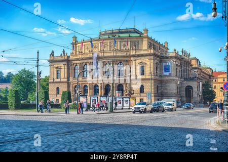 PRAG - 10. MAI 2024: Touristen überqueren die Straße vor der Konzerthalle Rudolfinum, einem ikonischen Gebäude in Prag, Tschechien, auf einer sonnigen Straße Stockfoto