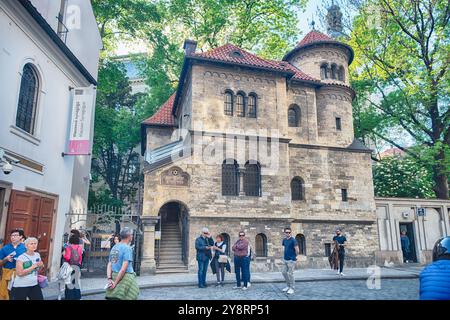 PRAG - 10. MAI 2024: Touristen betreten die Klausener Synagoge in Josefov, dem jüdischen Viertel von Prag, Tschechien Stockfoto