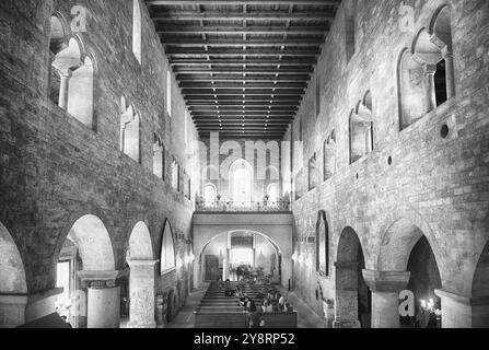 PRAG - 11. MAI 2024: Das Innere der St. Georgs Basilika, einer romanischen Kirche aus dem 10. Jahrhundert in der Prager Burg, Tschechien Stockfoto