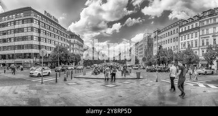 PRAG - 12. MAI 2024: Touristen und Einheimische genießen einen sonnigen Tag auf dem Wenzelsplatz in Prag, Tschechische Republik Stockfoto