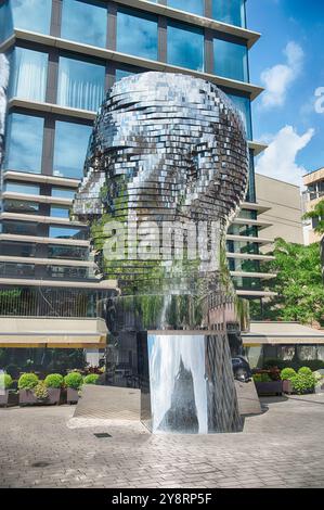 PRAG - 12. MAI 2024: Kinetische Metallskulptur von David Cherny von Franz Kafkas Kopf drehte sich vor der modernen Architektur in Prag, Tschechische Republi Stockfoto