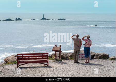 = Landsend, Cornwall, England, Großbritannien, zwei Touristen, die die Aussicht bewundern Stockfoto