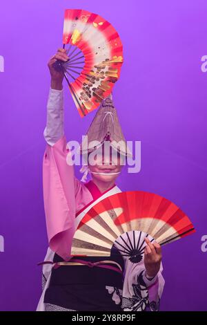 London, Großbritannien. Oktober 2024. Awa Odori, Japans größtes Tanzfestival, wird von der Japan Association in Großbritannien in ihren wunderschönen traditionellen Outfits auf die Bühne gebracht. Japan Matsuri, Großbritanniens größtes jährliches Festival der japanischen Kultur und des japanischen Essens, kehrt mit kulturellen Darbietungen, Ständen, Speisen und Unterhaltung auf den Trafalgar Square zurück. Quelle: Imageplotter/Alamy Live News Stockfoto