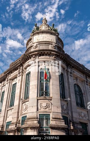 Dekoratives Jugendstilgebäude mit Hauptsitz der Bank of Portugal in Braga, Portugal Stockfoto