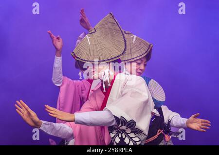 London, Großbritannien. Oktober 2024. Awa Odori, Japans größtes Tanzfestival, wird von der Japan Association in Großbritannien in ihren wunderschönen traditionellen Outfits auf die Bühne gebracht. Japan Matsuri, Großbritanniens größtes jährliches Festival der japanischen Kultur und des japanischen Essens, kehrt mit kulturellen Darbietungen, Ständen, Speisen und Unterhaltung auf den Trafalgar Square zurück. Quelle: Imageplotter/Alamy Live News Stockfoto