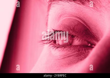 Offenes menschliches Auge mit hellroten Arterien aus der Nähe. Reizung und Rötung des Augapfels. Pupillen, Iris, Wimpern in Makroform. Sehstörungen. Ein frischer Stockfoto