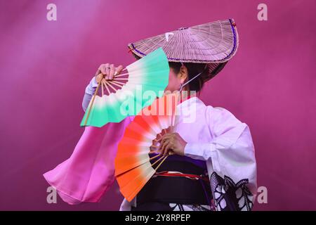 London, Großbritannien. Oktober 2024. Awa Odori, Japans größtes Tanzfestival, wird von der Japan Association in Großbritannien in ihren wunderschönen traditionellen Outfits auf die Bühne gebracht. Japan Matsuri, Großbritanniens größtes jährliches Festival der japanischen Kultur und des japanischen Essens, kehrt mit kulturellen Darbietungen, Ständen, Speisen und Unterhaltung auf den Trafalgar Square zurück. Quelle: Imageplotter/Alamy Live News Stockfoto