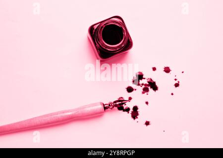 Tintenflasche mit Metallspitzen für Tintenstift auf weißem Hintergrund. Schreibwaren auf weißem Schreibtisch aus nächster Nähe von oben. Rechtschreibunterricht und Kaligraphie-Übungen. A Stockfoto