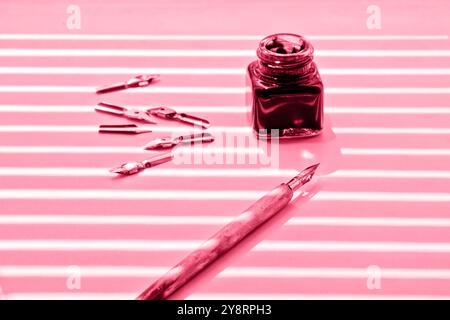 Tintenflasche mit Metallspitzen für Tintenstift auf weißem Hintergrund. Schreibwaren auf weißem Schreibtisch aus nächster Nähe von oben. Rechtschreibunterricht und Kaligraphie-Übungen. A Stockfoto