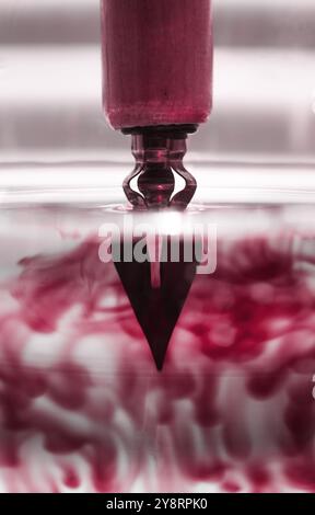 Tintenflasche mit Metallspitzen für Tintenstift auf weißem Hintergrund. Schreibwaren auf weißem Schreibtisch aus nächster Nähe von oben. Rechtschreibunterricht und Kaligraphie-Übungen. A Stockfoto
