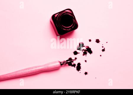 Tintenflasche mit Metallspitzen für Tintenstift auf weißem Hintergrund. Schreibwaren auf weißem Schreibtisch aus nächster Nähe von oben. Rechtschreibunterricht und Kaligraphie-Übungen. A Stockfoto