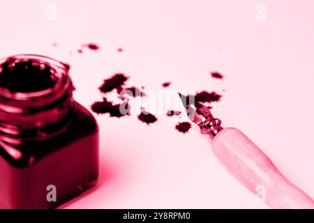 Tintenflasche mit Metallspitzen für Tintenstift auf weißem Hintergrund. Schreibwaren auf weißem Schreibtisch aus nächster Nähe von oben. Rechtschreibunterricht und Kaligraphie-Übungen. A Stockfoto