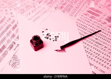 Tintenflasche mit Metallspitzen für Tintenstift auf weißem Hintergrund. Schreibwaren auf weißem Schreibtisch aus nächster Nähe von oben. Rechtschreibunterricht und Kaligraphie-Übungen. A Stockfoto